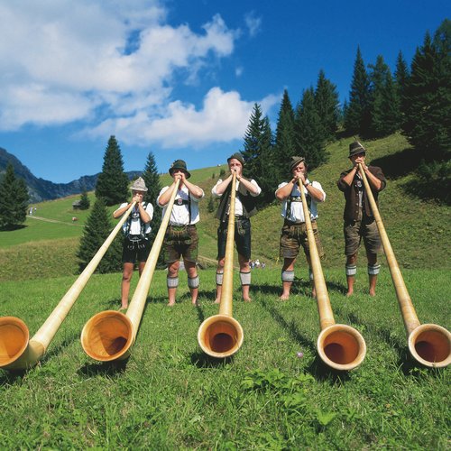 Alphornblaeser Im Ausserfern Tirol Oesterreich Werbung Pigneter - Austria Tour Packages from India