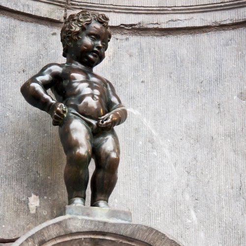 manneken pis statue in brussels