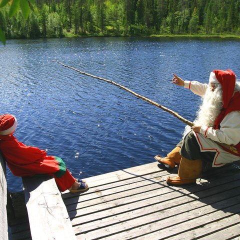 santa-elf-fishing-summer-rovaniemi-2_9295